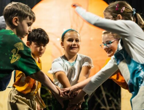 Dziś klasy młodsze po raz pierwszy odwiedziły Tatr Mały w Tychach. To bardzo ładne miejsce, w którym na małego widzą czeka prawdziwa uczta dla oka, ucha i serca. Dzieci obejrzały spektakl pt. „Dzieci z Bullerbyn”.