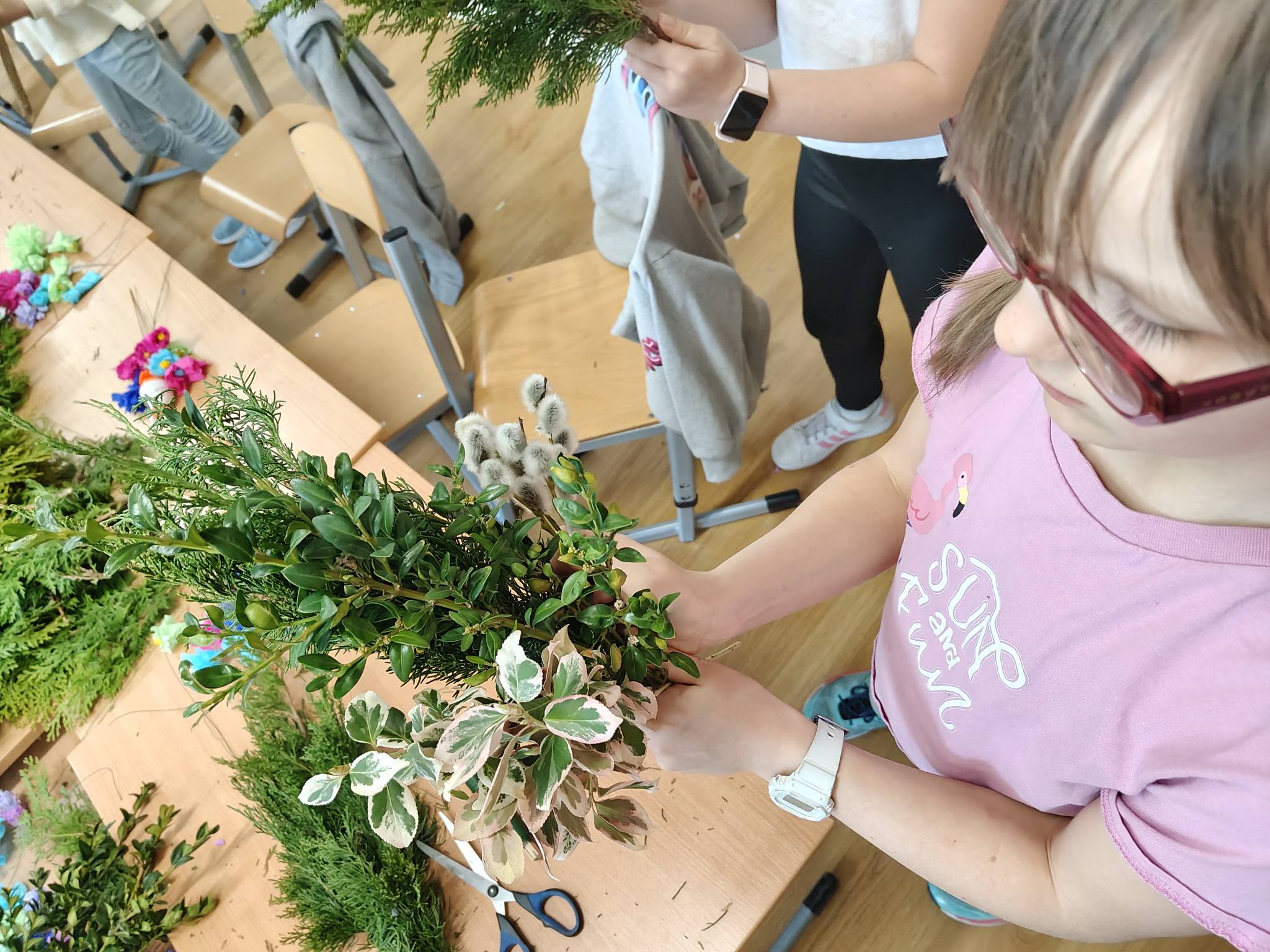 Uczennice klasy 2 wzięły udział w wyjątkowych warsztatach tworzenia palm wielkanocnych 11