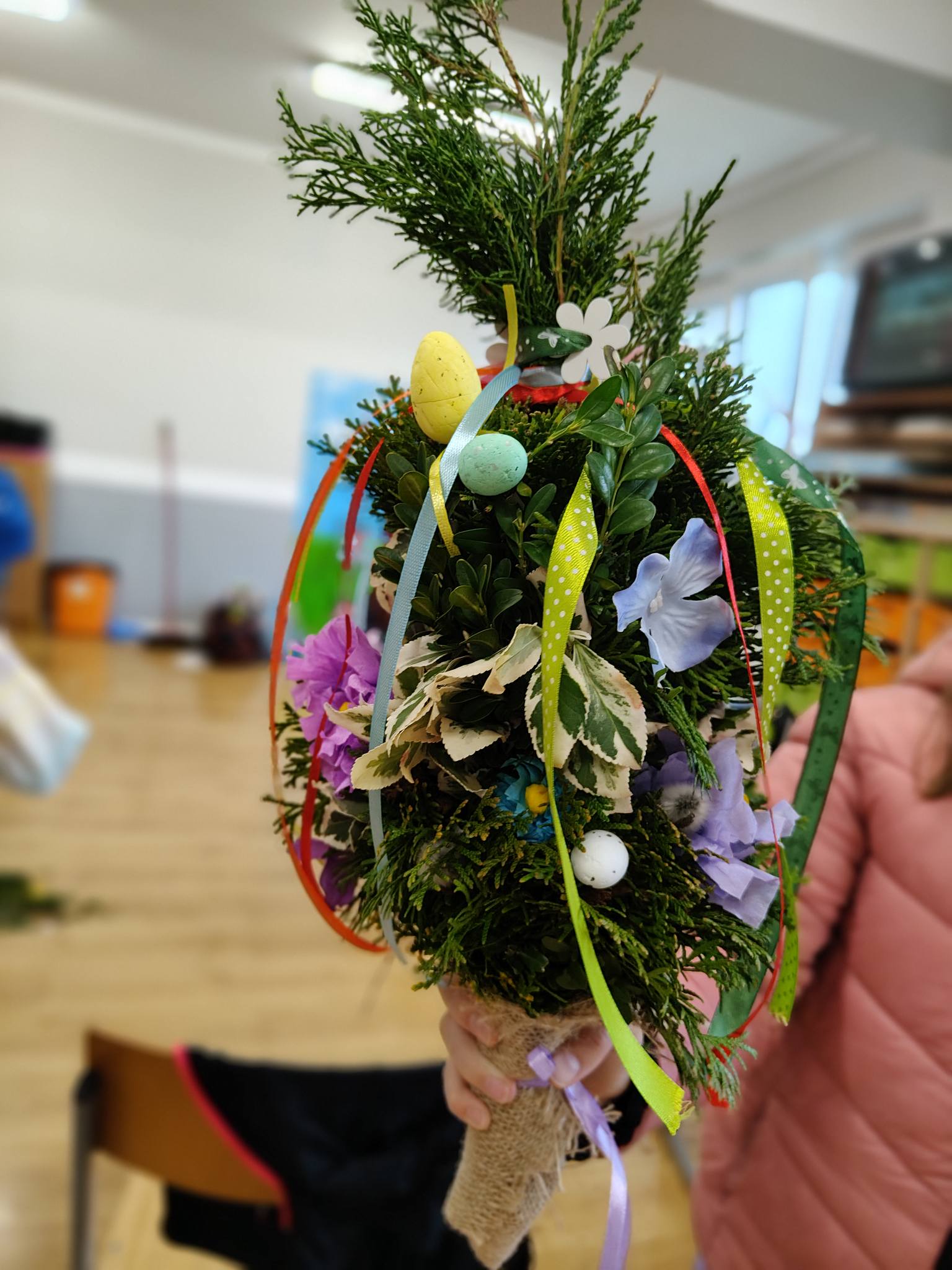 Uczennice klasy 2 wzięły udział w wyjątkowych warsztatach tworzenia palm wielkanocnych 15