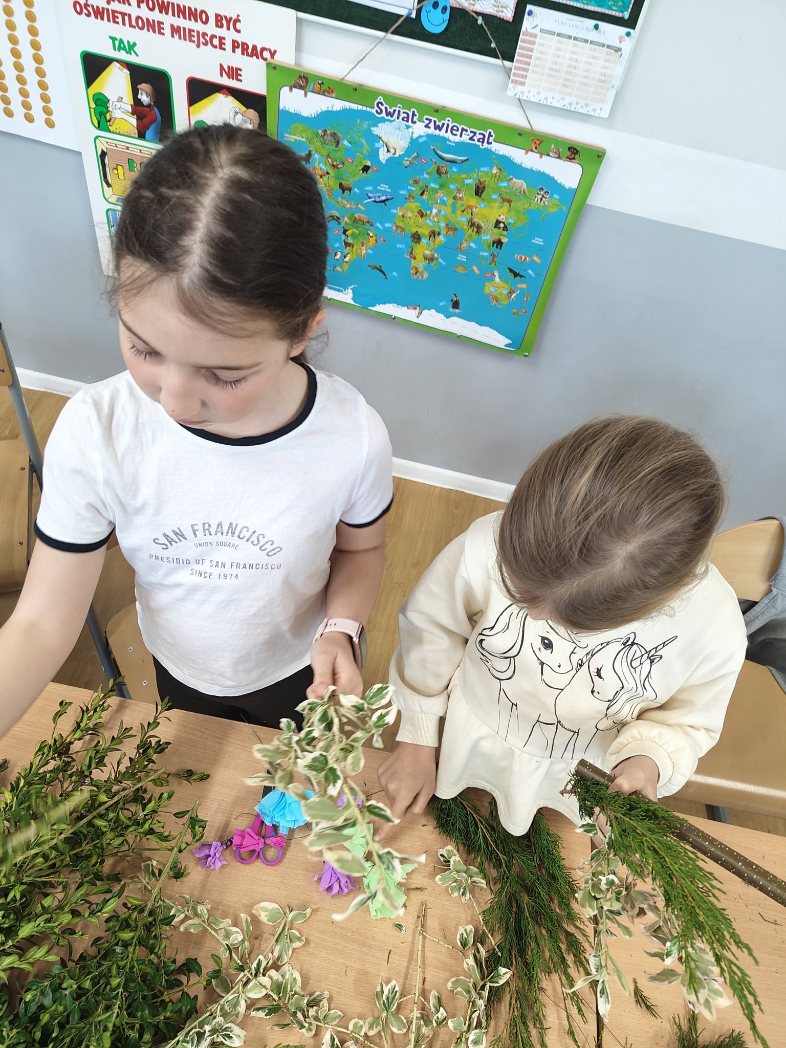 Uczennice klasy 2 wzięły udział w wyjątkowych warsztatach tworzenia palm wielkanocnych 9