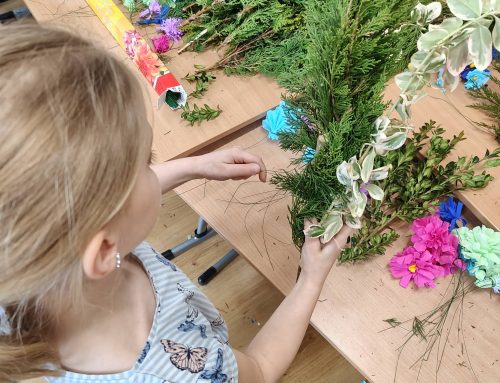 Uczennice klasy 2 wzięły  udział w wyjątkowych warsztatach tworzenia palm wielkanocnych