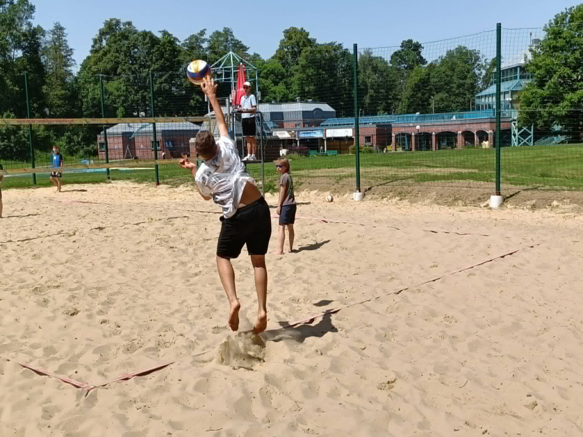 Sukces naszych uczniów w siatkówce plażowej
