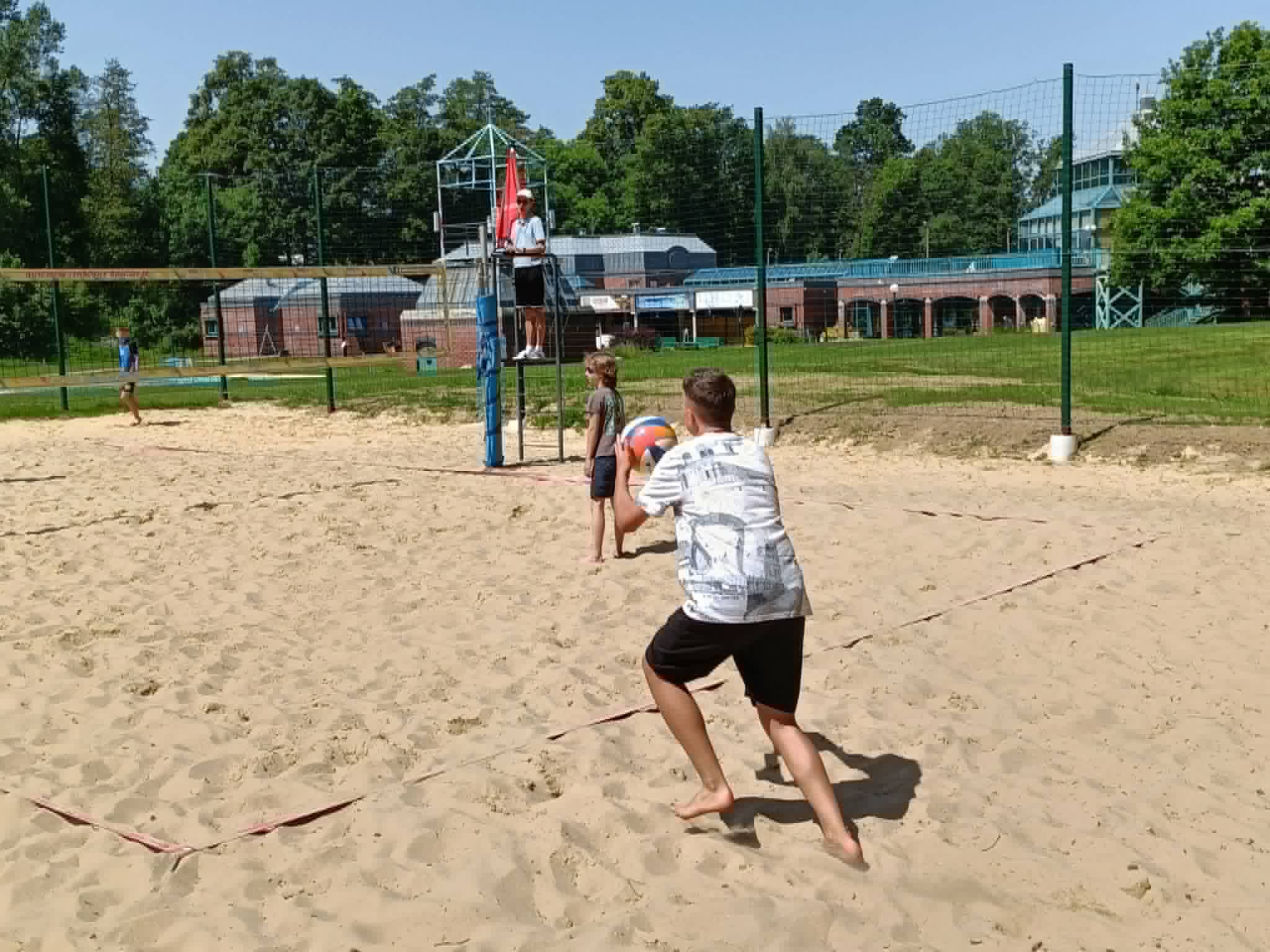 Sukces naszych uczniów w siatkówce plażowej2