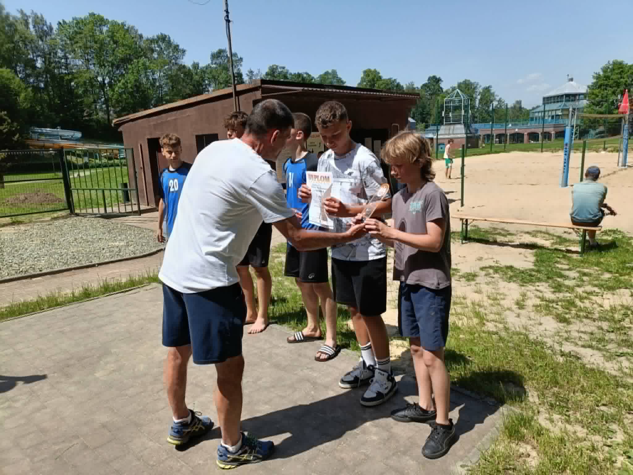 Sukces naszych uczniów w siatkówce plażowej3